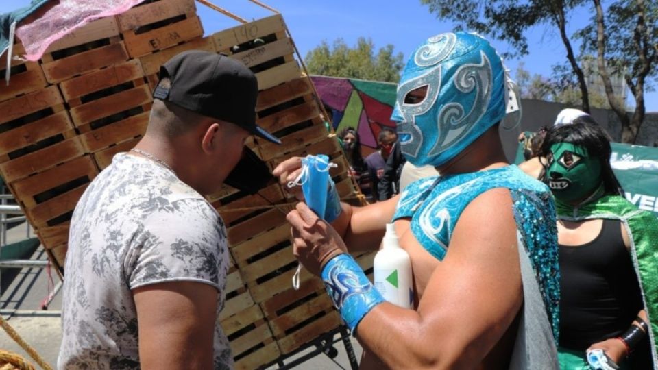 Como parte de esta iniciativa los gladiadores de Chinampa Luchas aplicaron llaves a los vecinos y turistas que no portaban bien su cubrebocas. FOTO: ESPECIAL