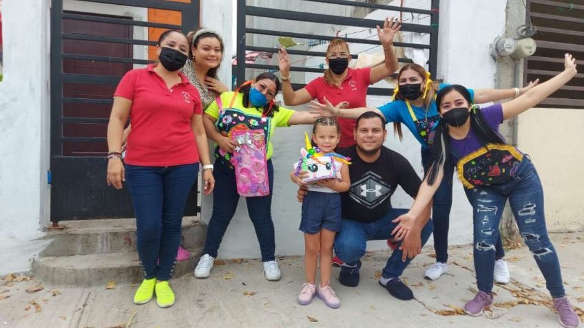 Maestras llevan alegría y regalos con sana distancia por el Día del Niño en Tamaulipas