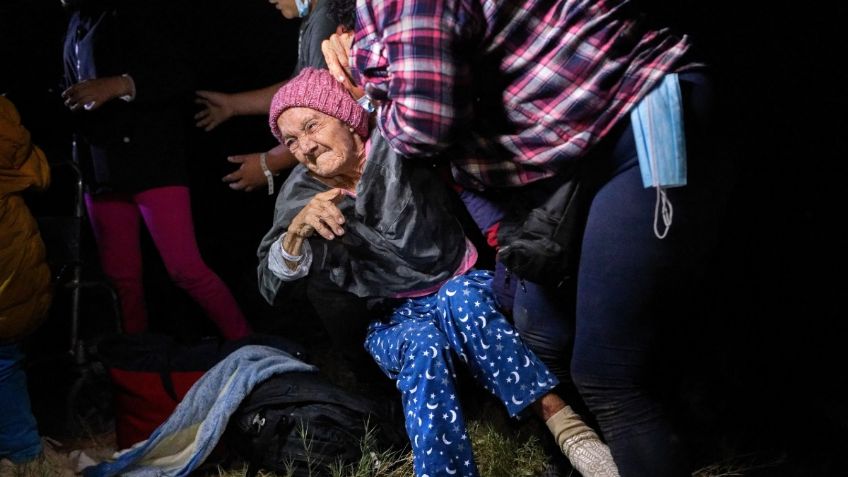 Viejita de 93 AÑOS y en silla de ruedas CRUZA la frontera de EU a bordo de una lancha: FOTOS