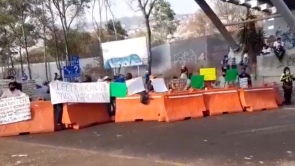 La caseta de Tlalpan de la autopista México-Cuernavaca se encuentra bloqueada este viernes. FOTO: Especial