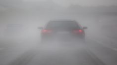 Sigue estos consejos si manejas en carretera y hay neblina o lluvia