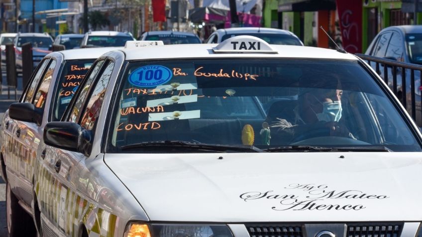 Taxistas de San Mateo Atenco llevan gratis a adultos mayores por su vacuna Covid-19: FOTOS