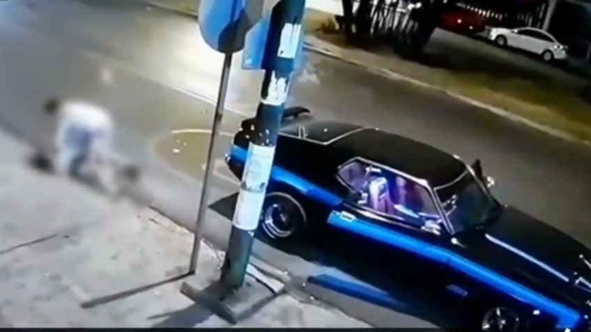 Hombre golpea a mujer, a quien avienta de su auto; vecinos denuncian a este sujeto tras darse a la fuga