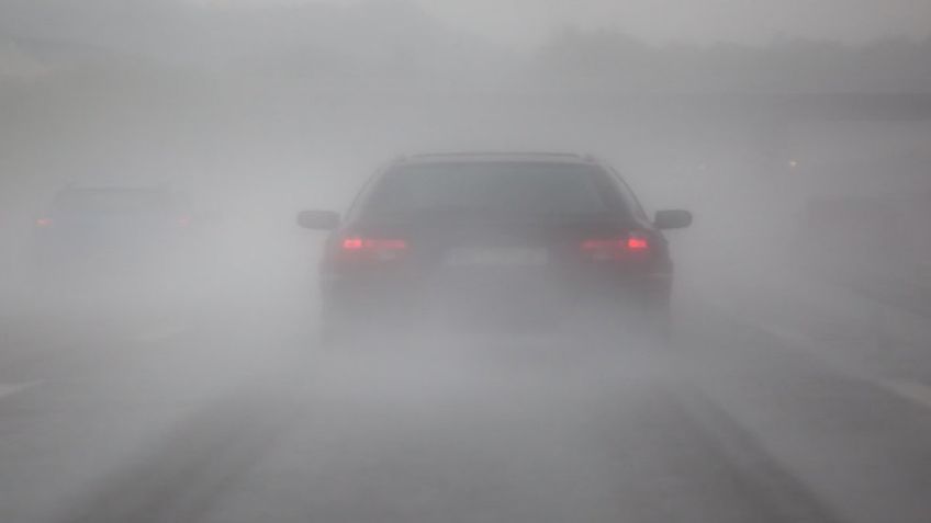 Sigue estos consejos si manejas en carretera y hay neblina o lluvia