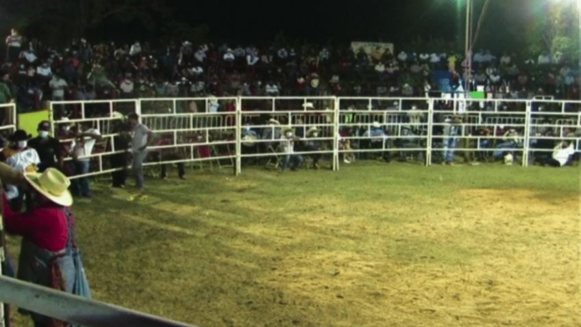 Pobladores de Oaxaca arman jaripeo en Feria de la Mojarra y el video se vuelve viral