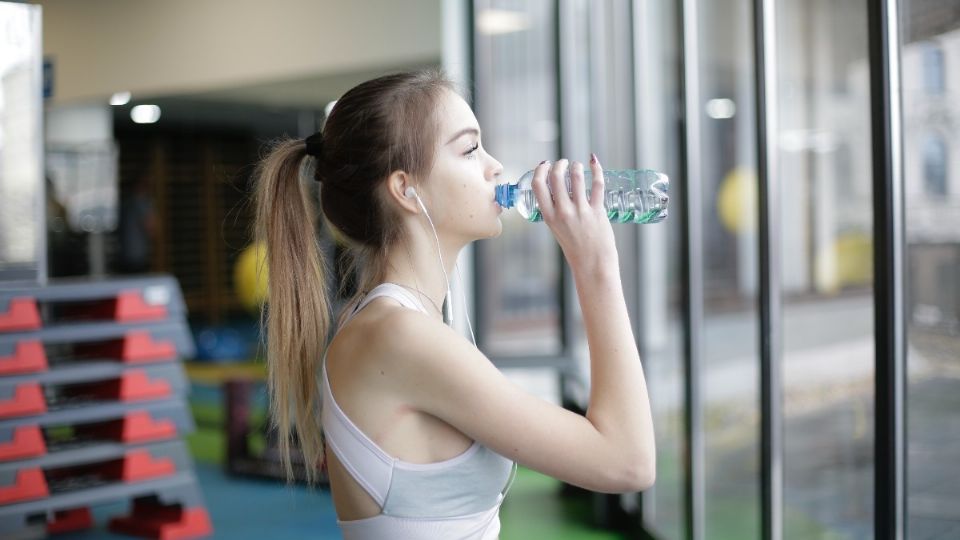 Beber agua es uno de los cambios que te ayudarán para acelerar tu metabolismo. Foto: Pexels