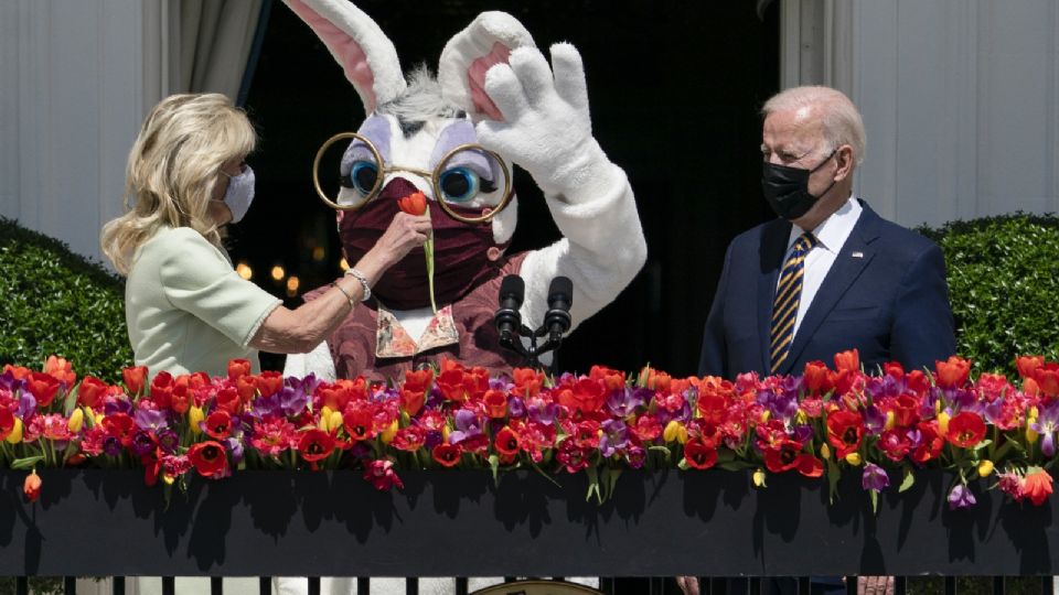 Biden observaba cómo la primera dama le entregó una flor al Conejo de Pascua. Foto: AP