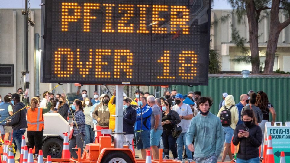 Desde temprano, las personas esperaron para recibir la dosis contra el coronavirus en un centro de vacunación de FEMA. Foto: EFE