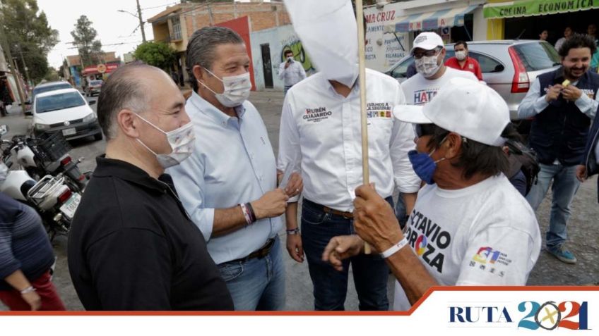 Octavio Pedroza y Enrique Galindo tocaron las puertas de Saucito para hablar con los vecinos de SLP