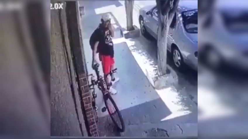 Hombre finge hablar por teléfono para robar una bici; pasó en Guadalajara: VIDEO