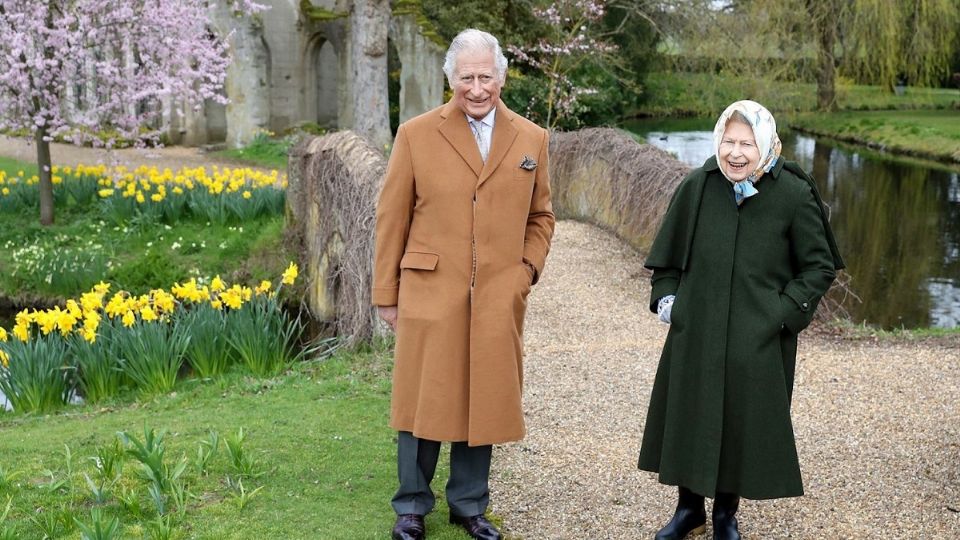 La reina Isabel II y el príncipe Carlos pasean juntos