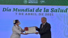 AMLO entrega condecoraciones a personal médico en el Día Mundial de la Salud