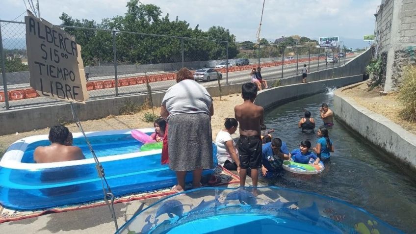 A falta de balneario niños disfrutan sus vacaciones en Canal de Atlacomulco y se vuelven virales: FOTO