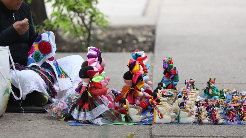 Abuelita viaja kilómetros, de Querétaro a Puebla para vender sus muñecas y sólo le compran una