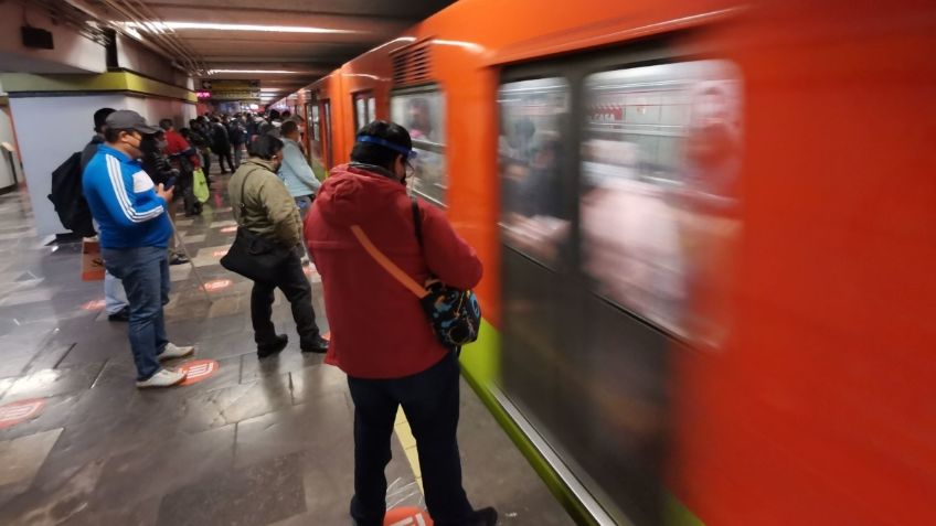 Metro CDMX: Hombre salta a la vías de la Línea 2; conductor logra detener el convoy