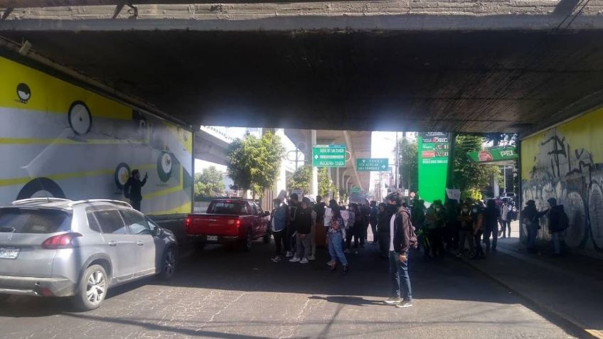 Alumnos de FES Acatlán bloquean Periférico Norte para defender paro de labores