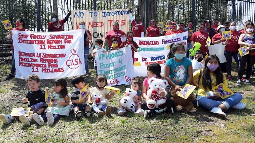 Mujeres y NIÑOS migrantes suplican a Kamala Harris el FIN de las deportaciones; se manifestaron afuera de su casa