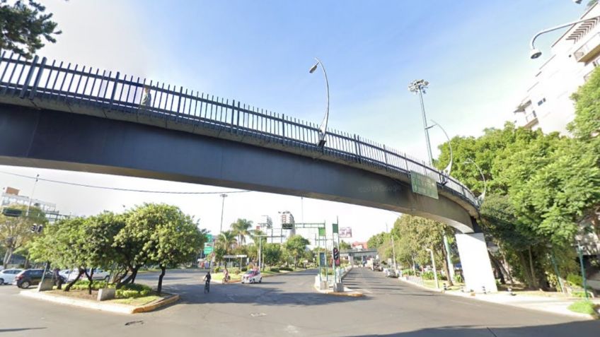 ¡Héroes sin capa! Ciudadano y policía evitan que mujer se suicide desde puente: VIDEO