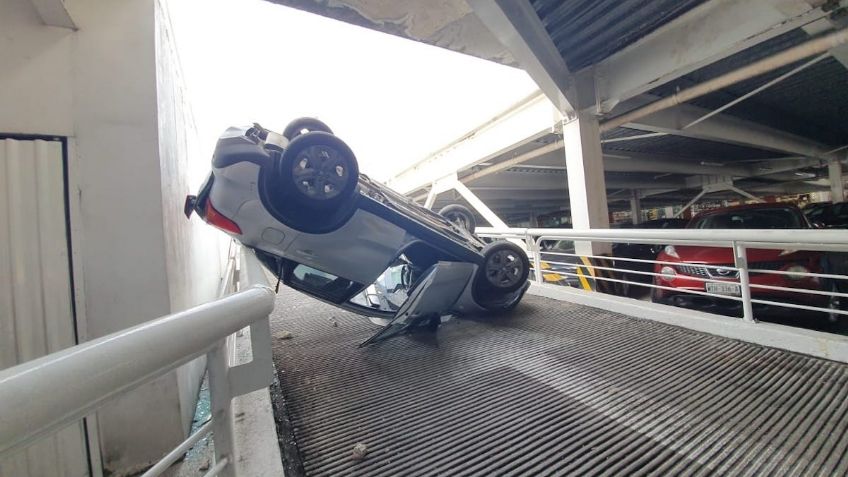 Camioneta cae desde el segundo piso del estacionamiento de una plaza en Villahermosa