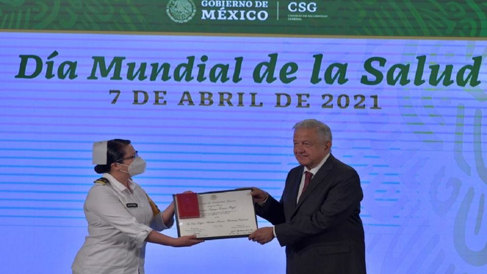 El presidente López Obrador entregó condecoraciones a trabajadores de la salud
FOTO: Guillermo O´Gam