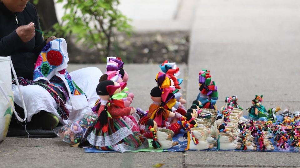 La artesana se ha dedicado toda su vida a la elaboración de muñecas. Foto: Cuartoscuro