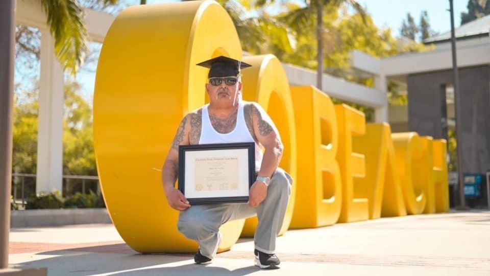 Joseph Valadez de 62 años de edad, logró graduarse con honores de la universidad / Foto: Especial