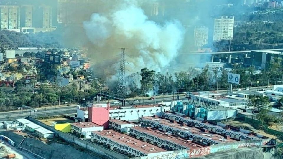 Incendio en pastizal en carretera México - Toluca. Foto: Especial