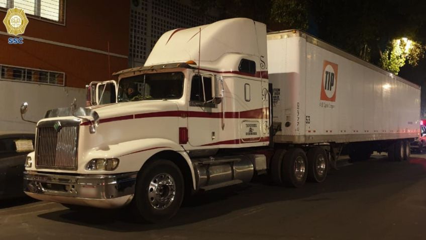 Recuperan tráiler robado en la CDMX y detienen a cuatro personas