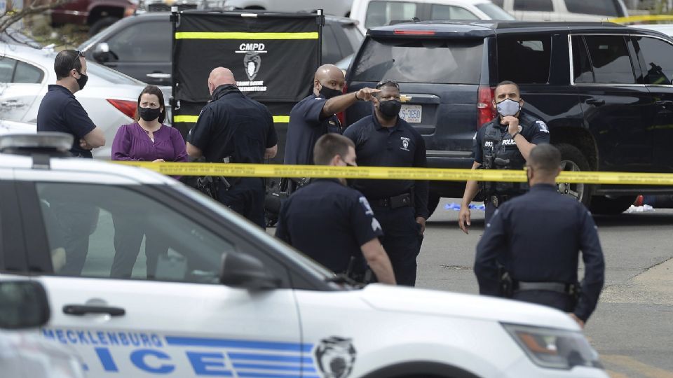 Policías investigando otro tiroteo que ocurrió en EU semanas atrás. Foto: AP