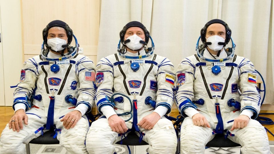 Dos astronautas son de origen ruso y uno es estadounidense, los tres viajarán este viernes. Foto: Especial