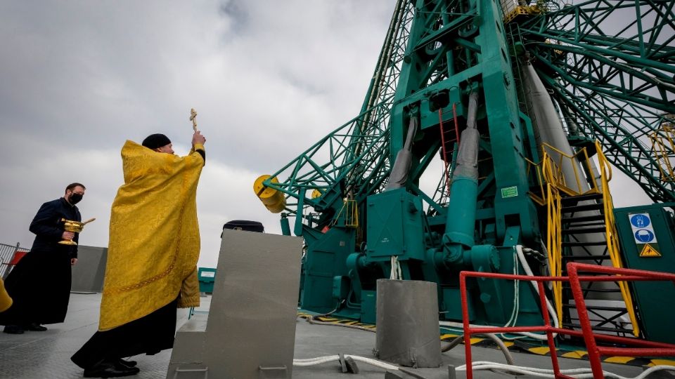 BAIKONUR ● Sacerdote ortodoxo ruso bendijo ayer el cohete Soyuz, en la plataforma de lanzamiento. Foto: EFE