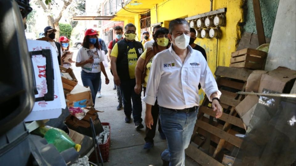 El candidato a la alcaldía de Coyoacán camino con vecinos de esta zona de la demarcación Foto: Especial