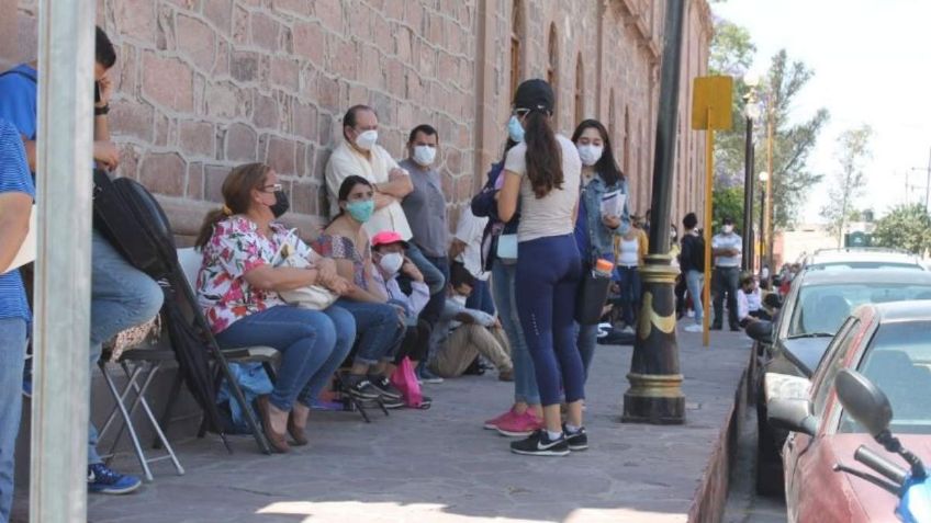 Caos y enojo durante vacunación a personal médico en San Luis Potosí