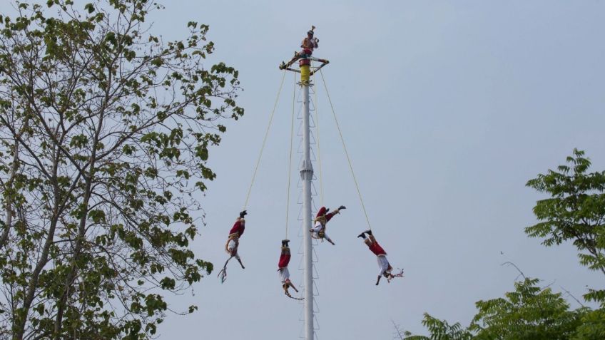 Voladores de Papantla se enredan en pleno vuelo: VIDEO VIRAL