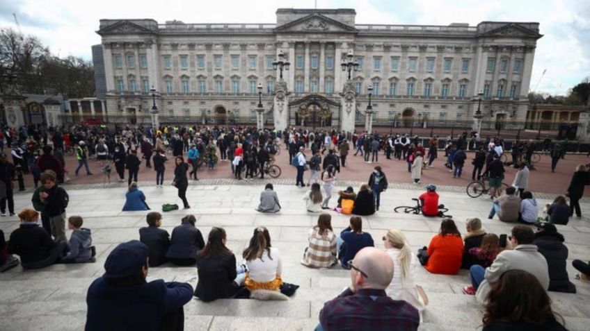 Londinenses dejan flores en el palacio de Buckingham para honrar al príncipe Felipe