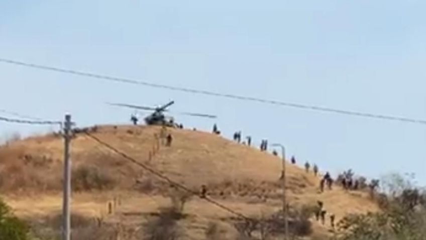 Por helicóptero, llevan alimentos a Guardia Nacional y soldados en Aguililla: VIDEO