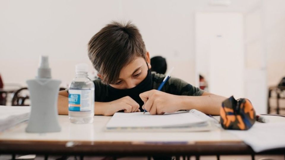 Imagen ilustrativa de niño en clases presenciales. Foto: Twitter @minedusanjuan