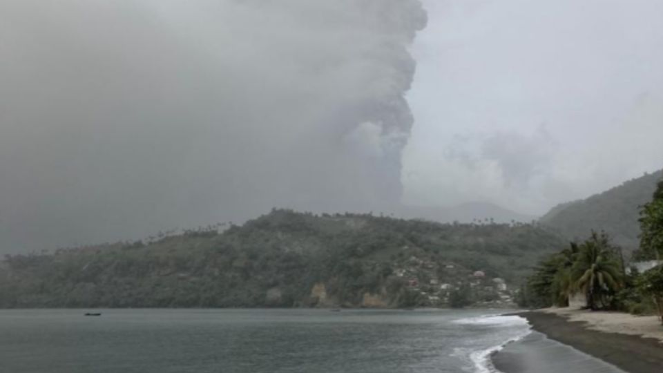 El volcán La Soufriere entró en erupción este jueves por la noche. Foto: @uwiseismic