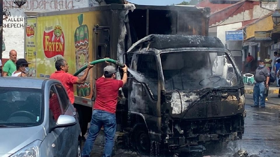 TRAGEDIA. Bomberos y ciudadanos ayudaron a apagar incendios en autos. Foto: Especial