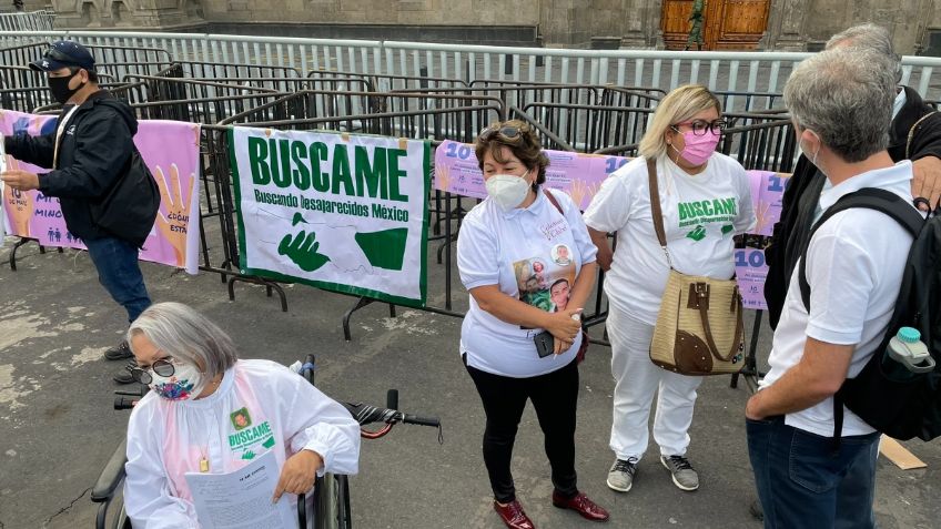 Madres de personas desaparecidas protestan frente a Palacio Nacional; exigen vetar nueva ley de la FGR