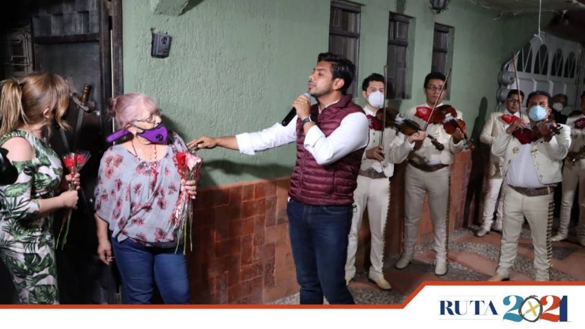 Adolfo Cerqueda, candidato de Morena a la alcaldía de Neza, celebra a las mamás