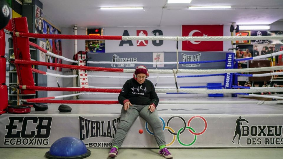 Tras revisar en internet, Nancy encontró en YouTube videos de cómo el boxeo beneficia a quienes padecen Parkinson. Foto: Reuters
