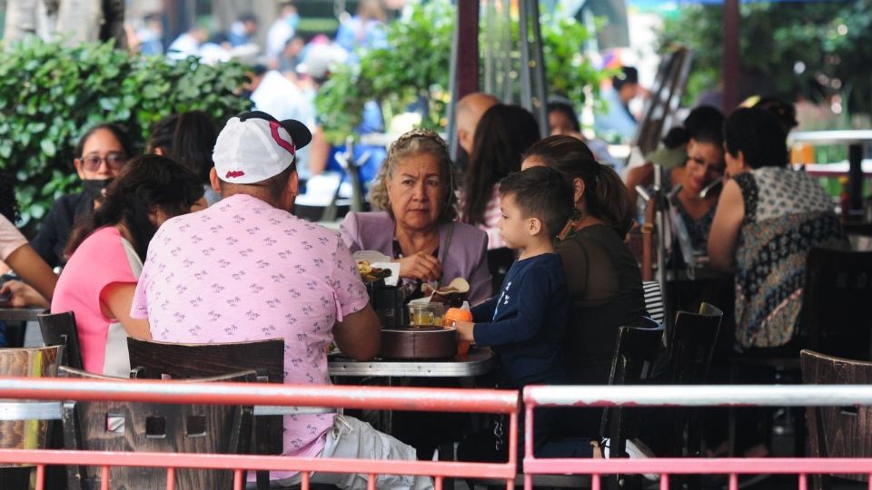 Capitalinos acudieron a restaurantes, tiendas y centros comerciales para festejar el 10 de mayo.