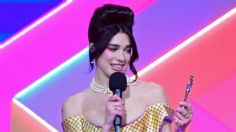 Dua Lipa arrasa en los Brit Awards 2021 con dos premios y un mini vestido con liguero