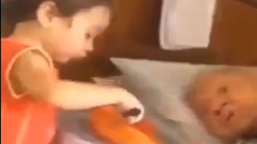 ¡CONMOVEDOR! Niño da de comer fruta a su ABUELITA postrada y enternece las redes: VIDEO VIRAL