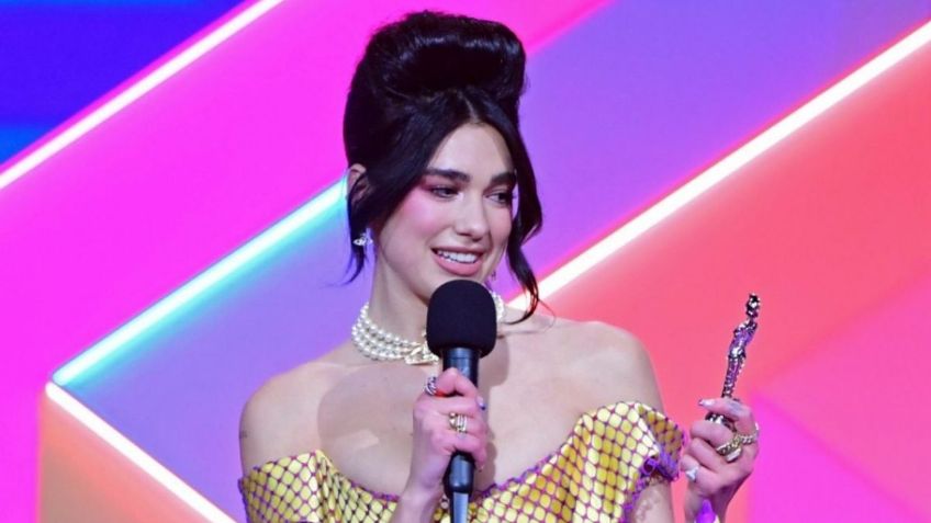 Dua Lipa arrasa en los Brit Awards 2021 con dos premios y un mini vestido con liguero