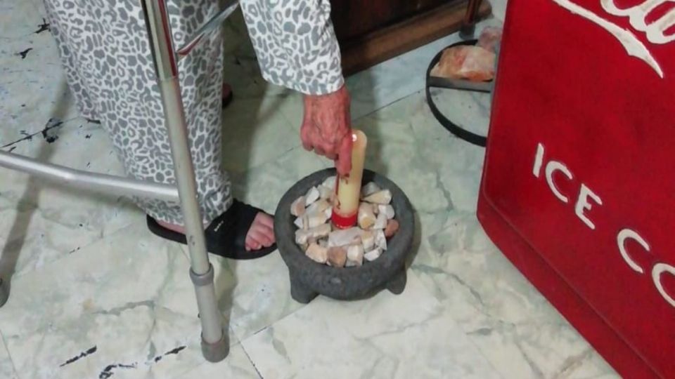 Abuelita de 82 años enciende un cirio para que no le pase nada al 'Canelo' Álvarez. Foto: Especial