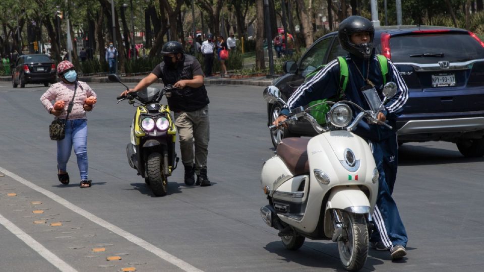 El reglamento indica que está prohibido llevar a menores de 12 años en motocicleta. Foto: Cuartoscuro