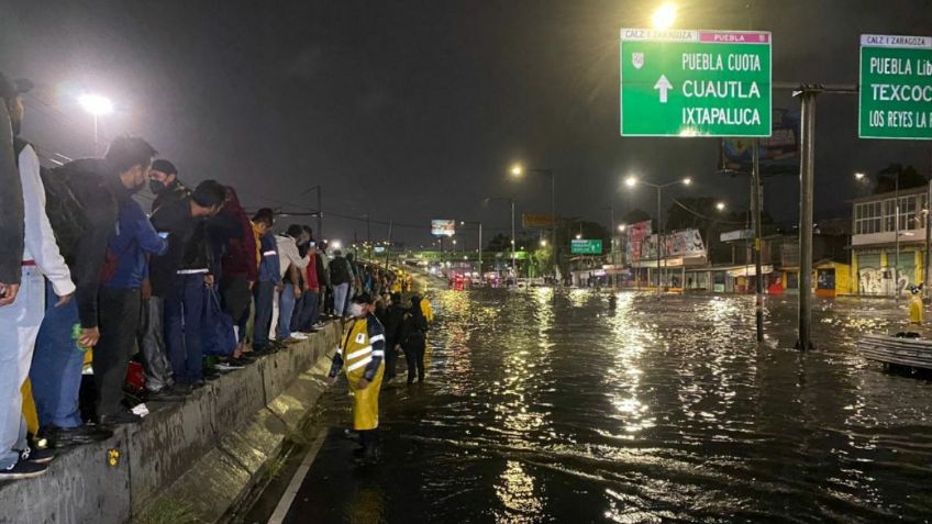 Lluvias provocan inundación en Calzada Ignacio Zaragoza en Iztapalapa; la circulación está detenida: FOTO