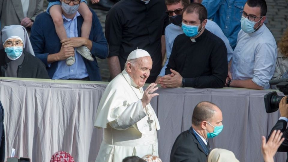 Desde que descendió del automóvil, el papa Francisco caminó entre los feligreses, mientras repartía autógrafos y bendecía a los asistentes. Foto: Pablo Esparza